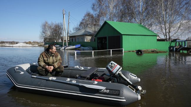 Вышедшая из берегов река Карасук в селе Решеты в Новосибирской области. 8 апреля 2026 года Вышедшая из берегов река Карасук в селе Решеты в Новосибирской области. 8 апреля 2026 года