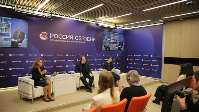 Видеомост Москва-Пекин в ММПЦ Россия сегодня, посвященный вопросам актуальности чтения книг в эпоху фрагментированной информации и развития ИИ