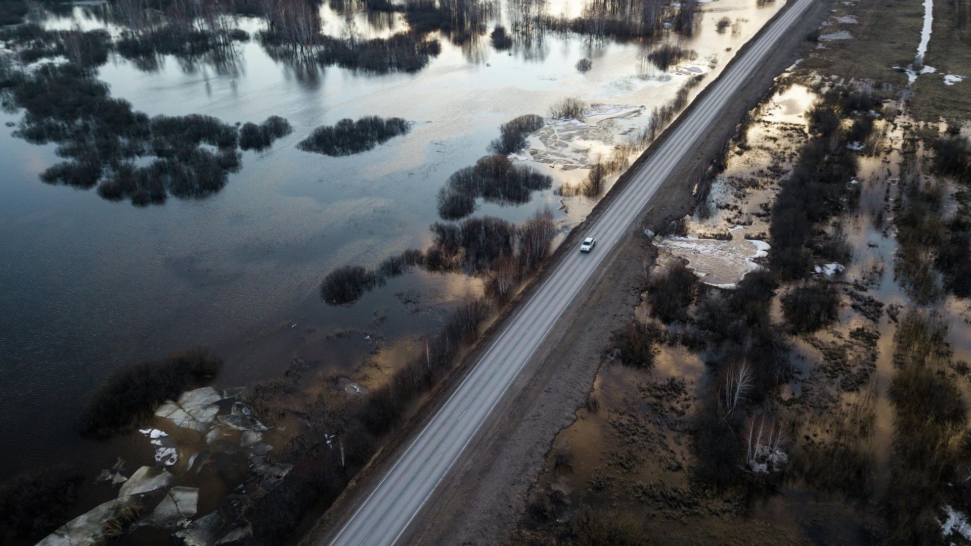 Талая вода на полях возле автомобильной дороги Талая вода на полях возле автомобильной дороги - РИА Новости, 1920, 17.05.2026