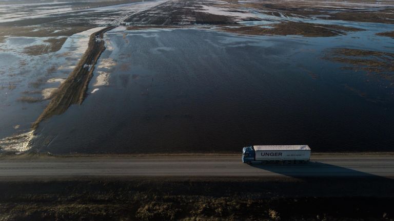 Талая вода на полях возле автомобильной дороги в Кочковском районе Новосибирской области Талая вода на полях возле автомобильной дороги в Кочковском районе Новосибирской области