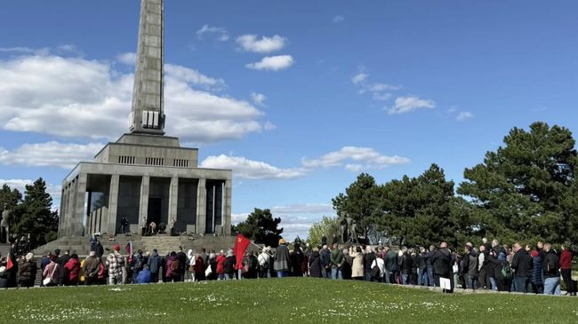 Церемония возложения цветов к Мемориалу павшим советским воинам Славин в Братиславе