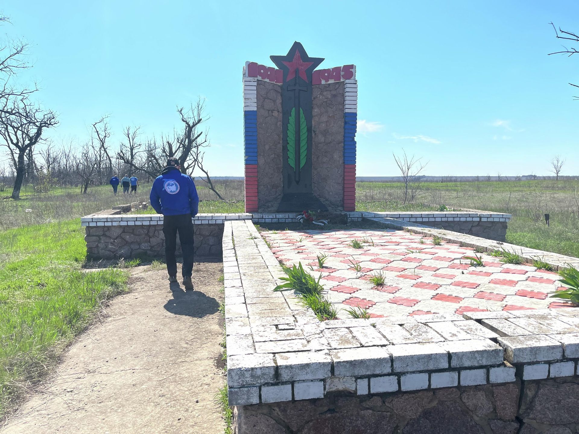 Заминированный всушниками памятник ВОВ