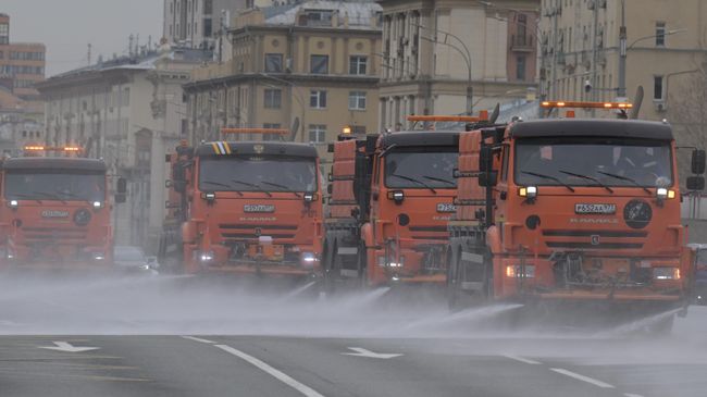 Промывка фасадов домов и дорог в Москве после зимы