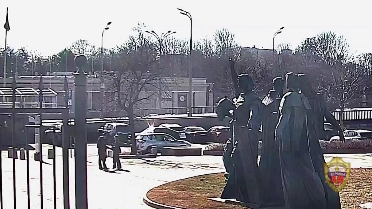 Кадр с камеры видеонаблюдения, на котором девушка передает мошенникам 17 миллионов рублей Кадр с камеры видеонаблюдения, на котором девушка передает мошенникам 17 миллионов рублей - РИА Новости, 1920, 09.04.2026