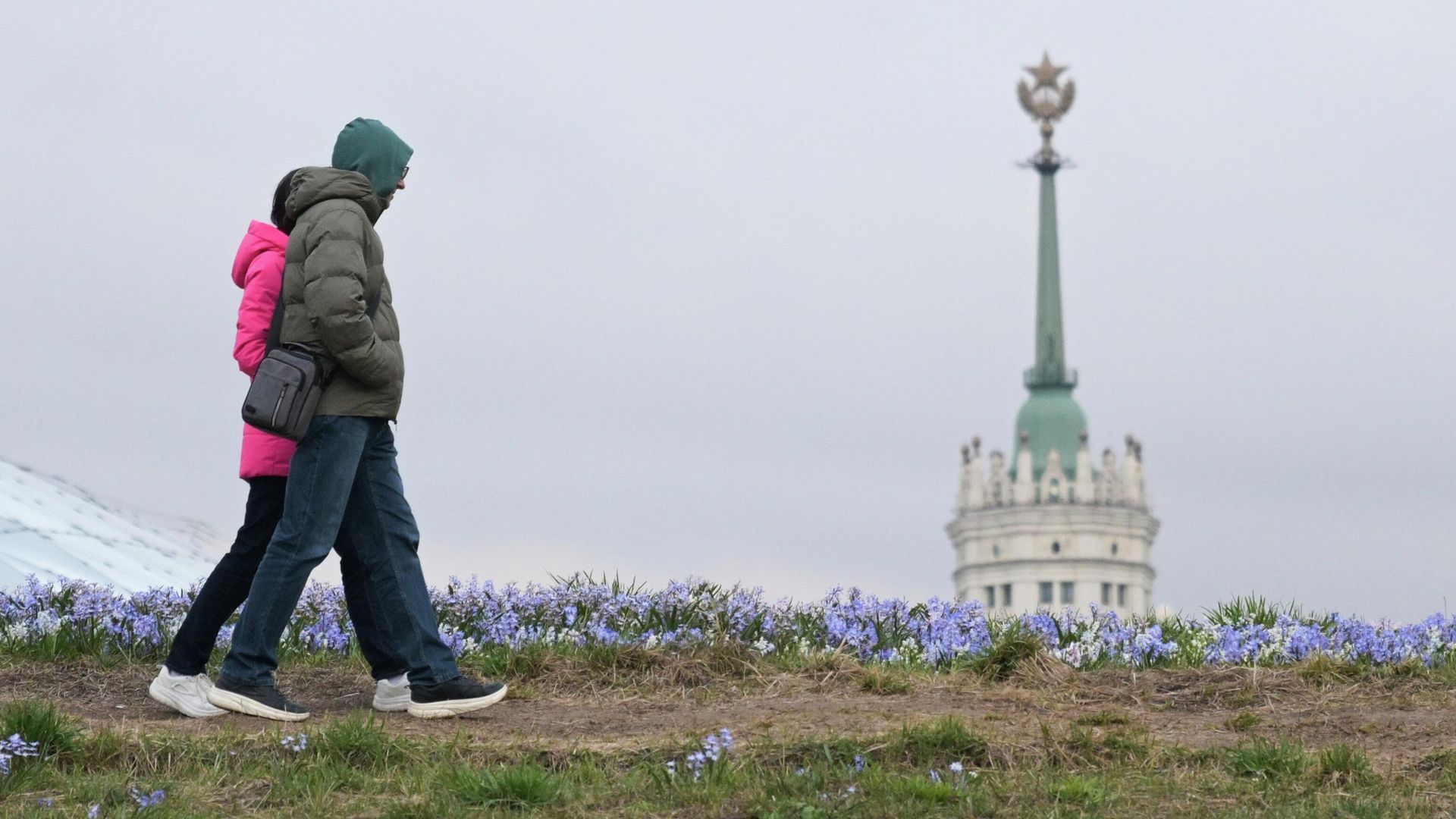Прохожие в парке Зарядье в Москве Прохожие в парке Зарядье в Москве - РИА Новости, 1920, 13.04.2026