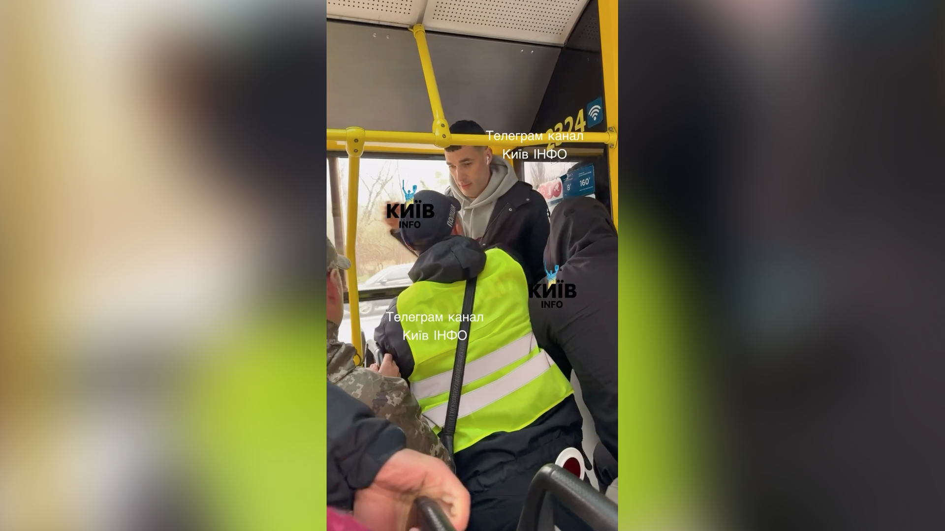 Кадр видео, на котором сотрудники ТЦК забирают мужчину прямо из автобуса в Киеве - РИА Новости, 1920, 10.04.2026