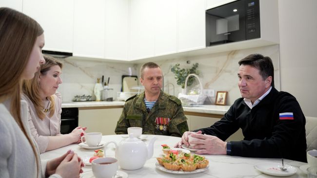 Губернатор Московской области Андрей Воробьев навестил героя СВО перед Пасхой
