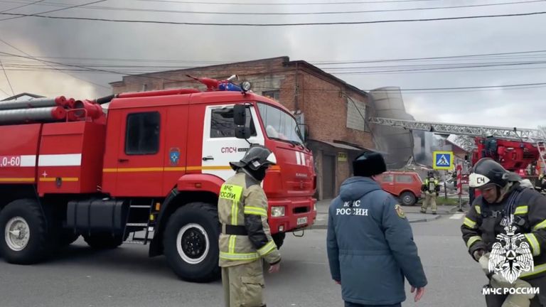 Сотрудники МЧС на месте происшествия во Владикавказе Сотрудники МЧС на месте происшествия во Владикавказе