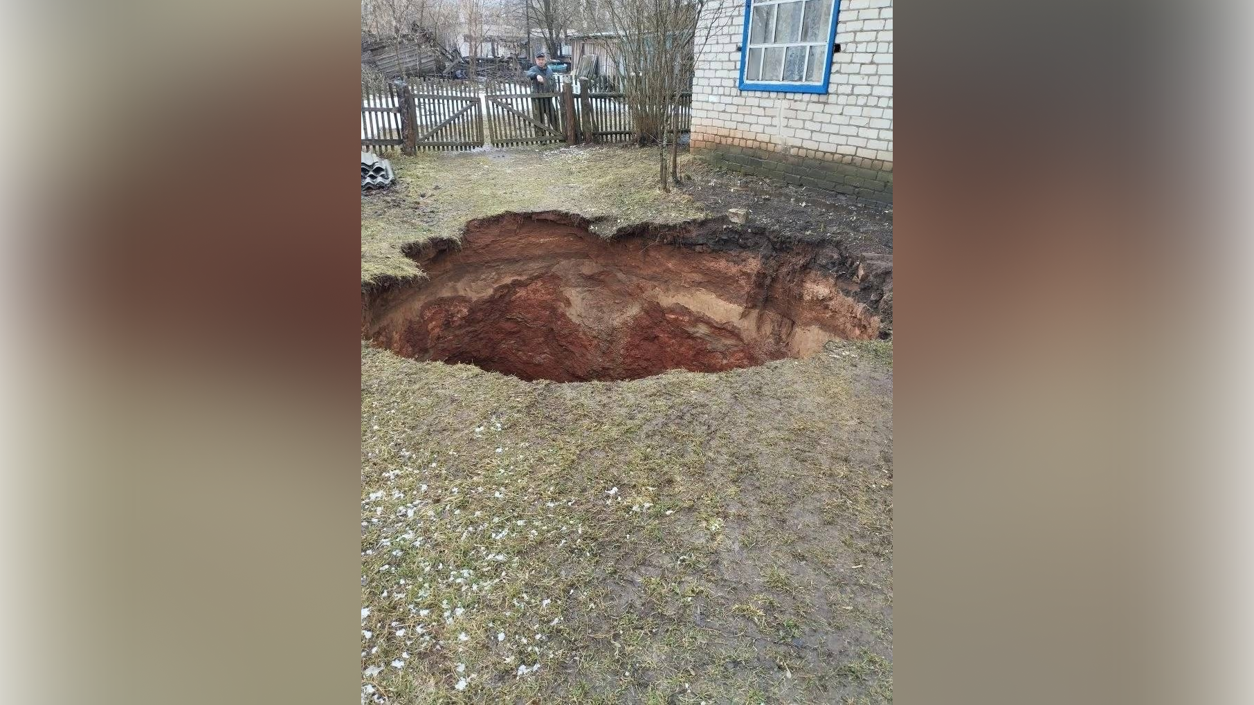Карстовый провал возле дома в Навашскинском округе Нижегородской области Карстовый провал возле дома в Навашскинском округе Нижегородской области - РИА Новости, 1920, 10.04.2026