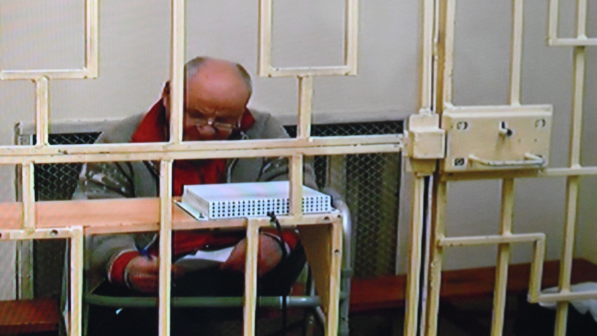 Бывший заместитель министра обороны РФ Павел Попов (на экране) во время оглашения приговора в 235-ом гарнизонном военном суде в Москве. 10 апреля 2026 Бывший заместитель министра обороны РФ Павел Попов (на экране) во время оглашения приговора в 235-ом гарнизонном военном суде в Москве. 10 апреля 2026 - РИА Новости, 1920, 10.04.2026