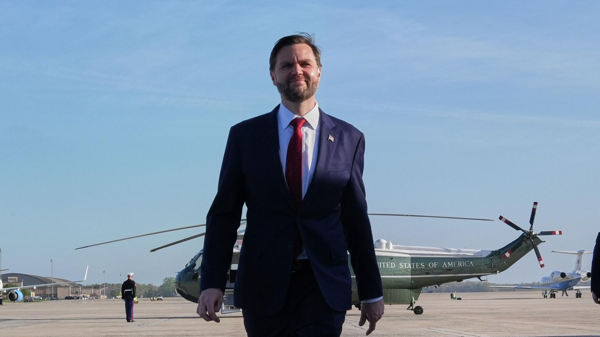 Вице-президент США Джей Ди Вэнс перед вылетом в Пакистан для участия в переговорах по Ирану. 10 апреля 2026 Вице-президент США Джей Ди Вэнс перед вылетом в Пакистан для участия в переговорах по Ирану. 10 апреля 2026 - РИА Новости, 1920, 10.04.2026