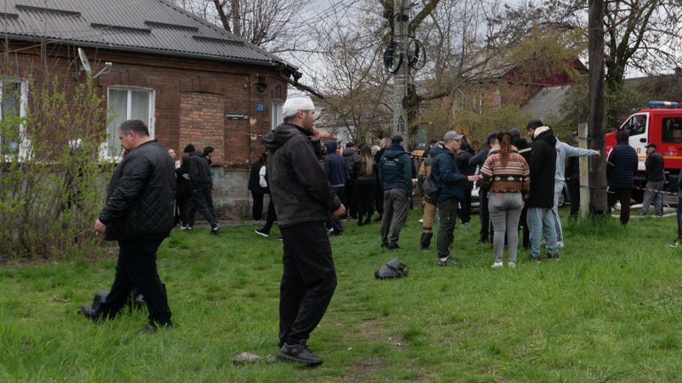 Местные жители после взрыва в Промышленном округе на улице Партизанской во Владикавказе Местные жители после взрыва в Промышленном округе на улице Партизанской во Владикавказе