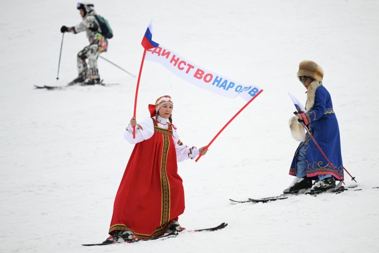 Участники Карнавального спуска на склоне горы Зеленая перед стартом во время фестиваля GrelkaFest в Шерегеше
