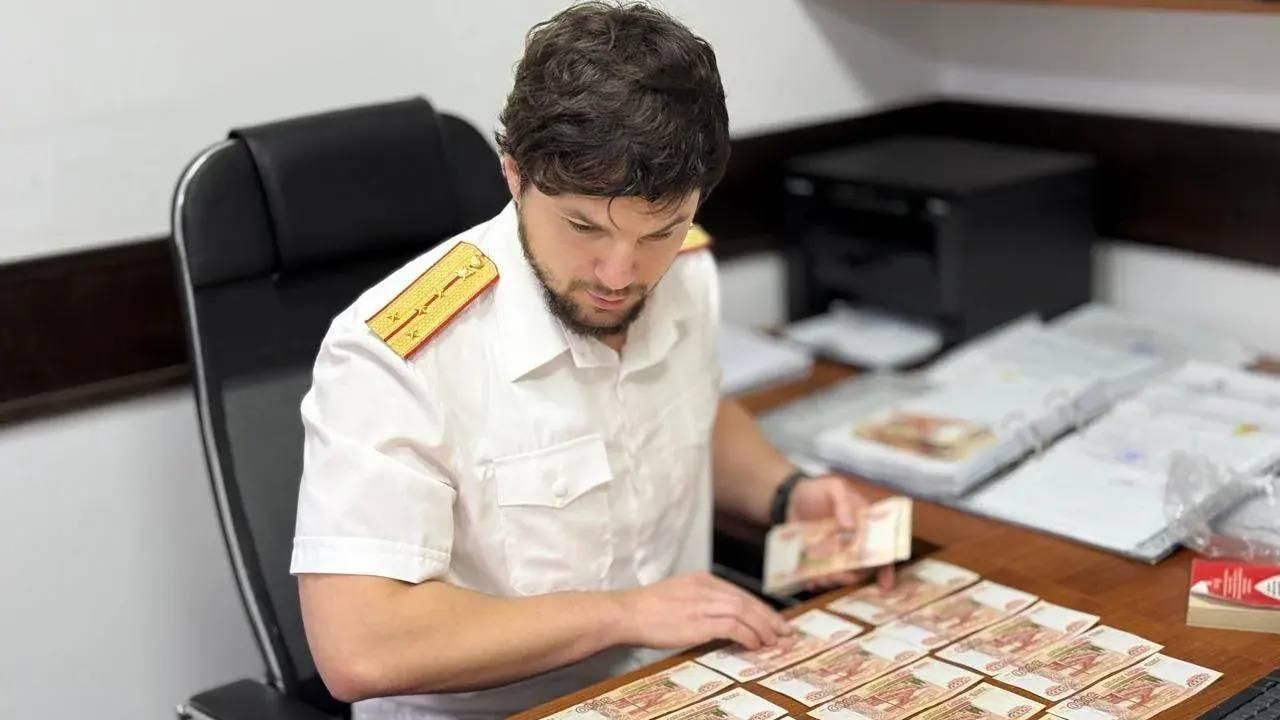 Сотрудник СК изучает изъятые деньги у бывшего председателя комитета по государственным закупкам Дагестана Сотрудник СК изучает изъятые деньги у бывшего председателя комитета по государственным закупкам Дагестана - РИА Новости, 1920, 10.04.2026
