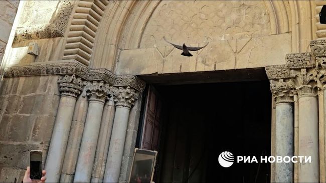 Двери храма Гроба Господня открыли для верующих: вылетел голубь мира