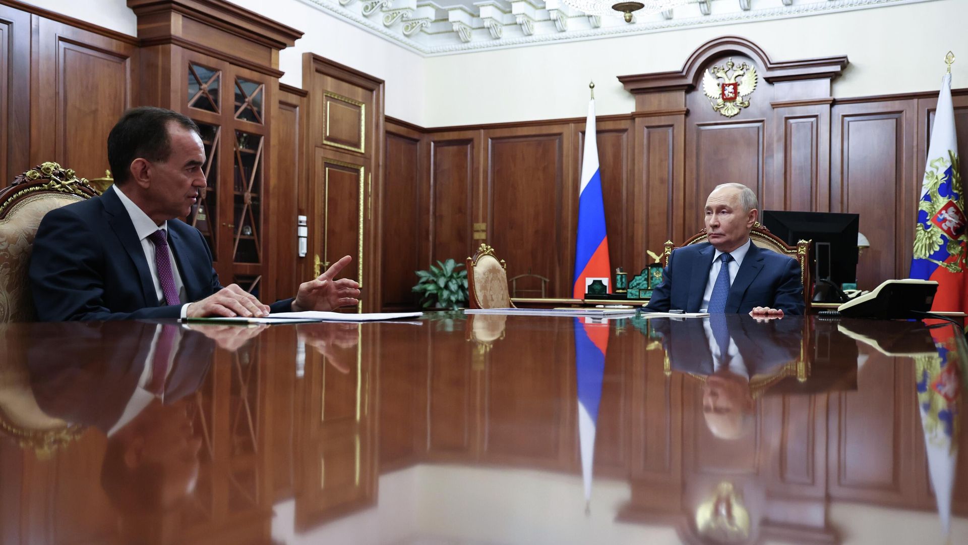 Президент РФ Владимир Путин и губернатор Краснодарского края Вениамин Кондратьев во время встречи Президент РФ Владимир Путин и губернатор Краснодарского края Вениамин Кондратьев во время встречи - РИА Новости, 1920, 11.04.2026