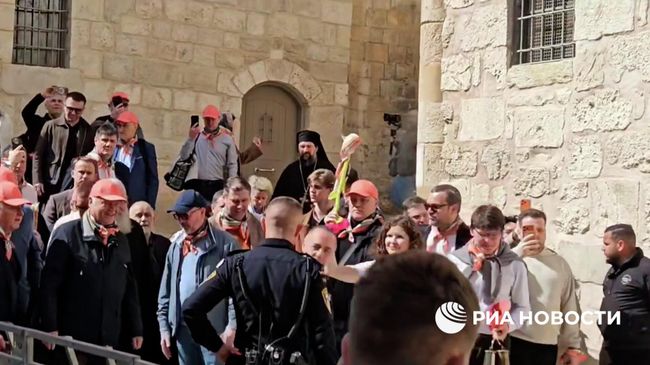 Делегация ФАП с Якуниным входит в храм Гроба Господня
