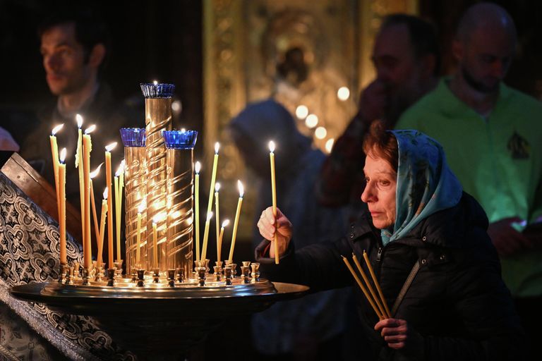 Верующие перед началом патриаршего служения в Храме Христа Спасителя в Москве Верующие перед началом патриаршего служения в Храме Христа Спасителя в Москве