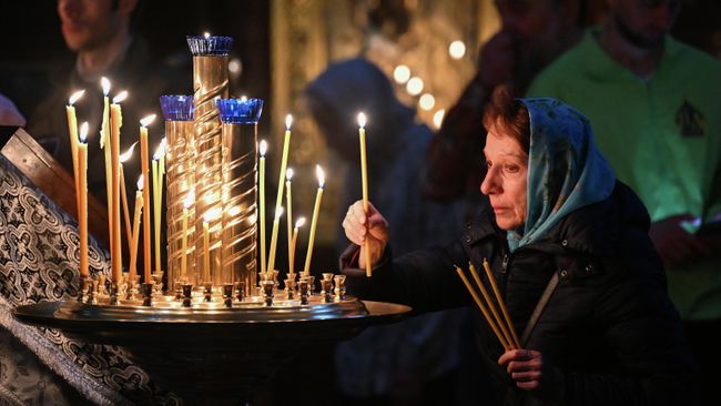Верующие перед началом патриаршего служения в Храме Христа Спасителя в Москве