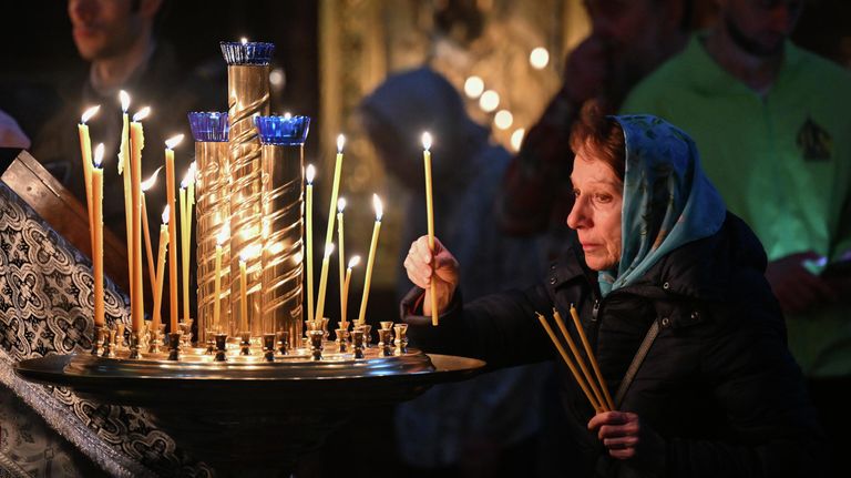 Верующие перед началом патриаршего служения в Храме Христа Спасителя в Москве Верующие перед началом патриаршего служения в Храме Христа Спасителя в Москве