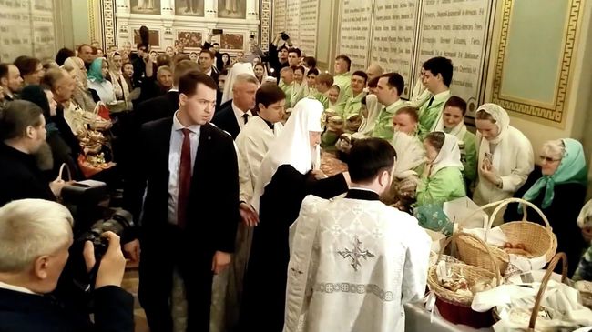 Патриарх Кирилл освящает пасхальные куличи в храме Христа Спасителя