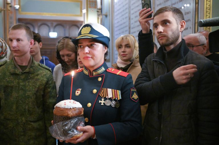 Верующие во время освящения куличей после божественной литургии в Храме Христа Спасителя в Москве Верующие во время освящения куличей после божественной литургии в Храме Христа Спасителя в Москве