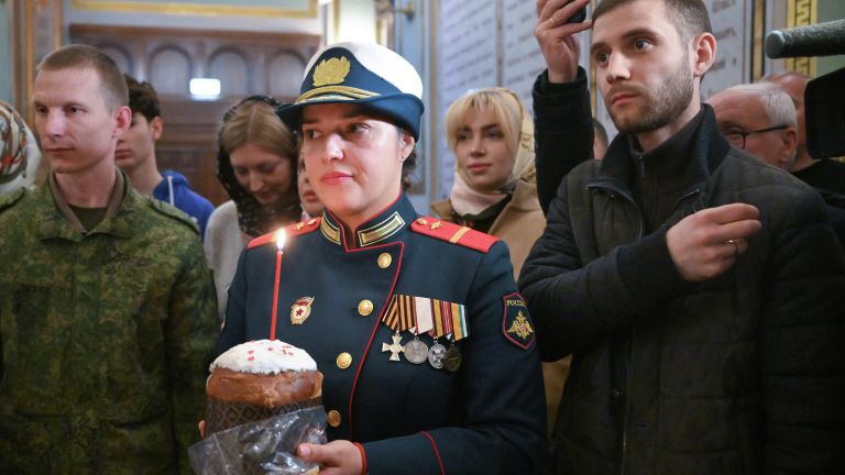 Верующие во время освящения куличей после божественной литургии в Храме Христа Спасителя в Москве Верующие во время освящения куличей после божественной литургии в Храме Христа Спасителя в Москве