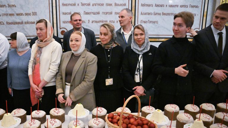 Верующие во время освящения куличей после божественной литургии в Храме Христа Спасителя в Москве Верующие во время освящения куличей после божественной литургии в Храме Христа Спасителя в Москве