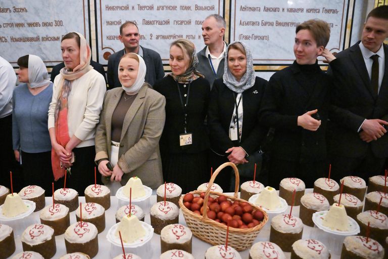 Верующие во время освящения куличей после божественной литургии в Храме Христа Спасителя в Москве Верующие во время освящения куличей после божественной литургии в Храме Христа Спасителя в Москве