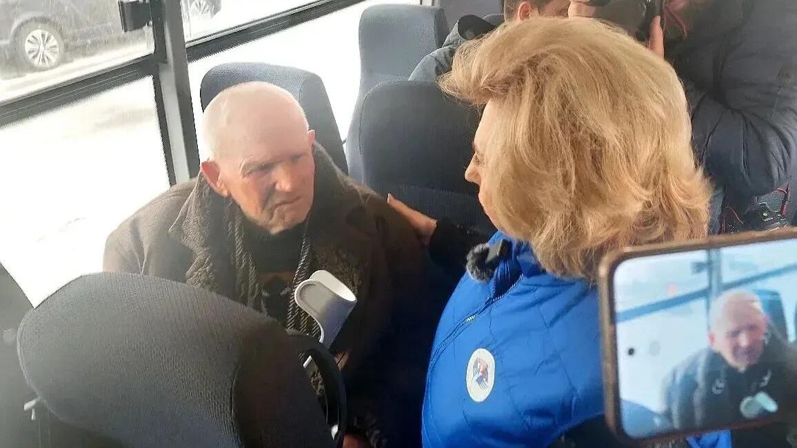 Уполномоченный по правам человека Татьяна Москалькова общается с мирным жителем, возвращенным из плена Уполномоченный по правам человека Татьяна Москалькова общается с мирным жителем, возвращенным из плена - РИА Новости, 1920, 11.04.2026