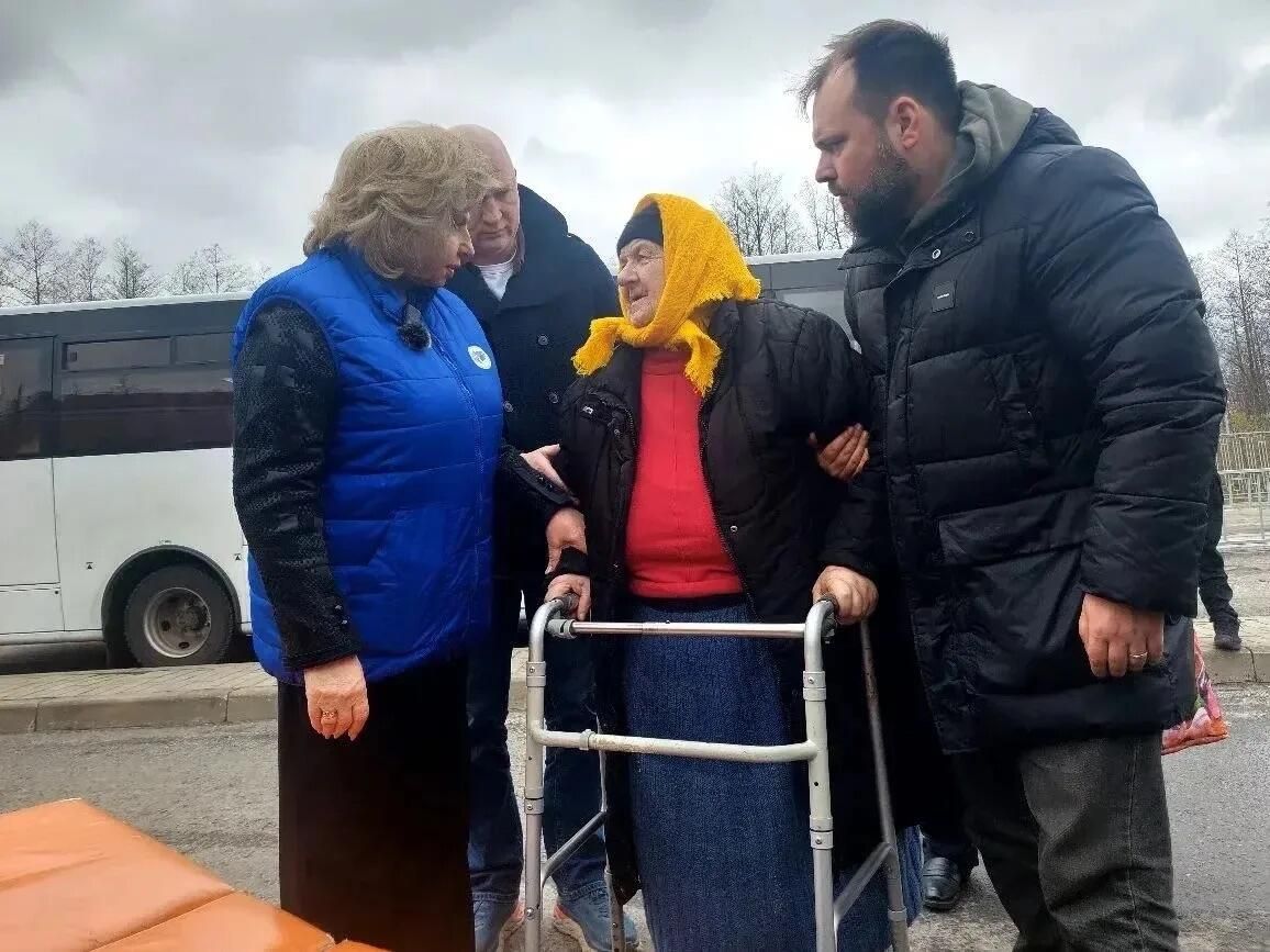 Уполномоченный по правам человека в РФ Татьяна Москалькова общается с мирным жителем, возвращенным из плена Уполномоченный по правам человека в РФ Татьяна Москалькова общается с мирным жителем, возвращенным из плена - РИА Новости, 1920, 11.04.2026
