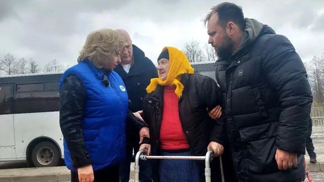 Уполномоченный по правам человека в РФ Татьяна Москалькова общается с мирным жителем, возвращенным из плена