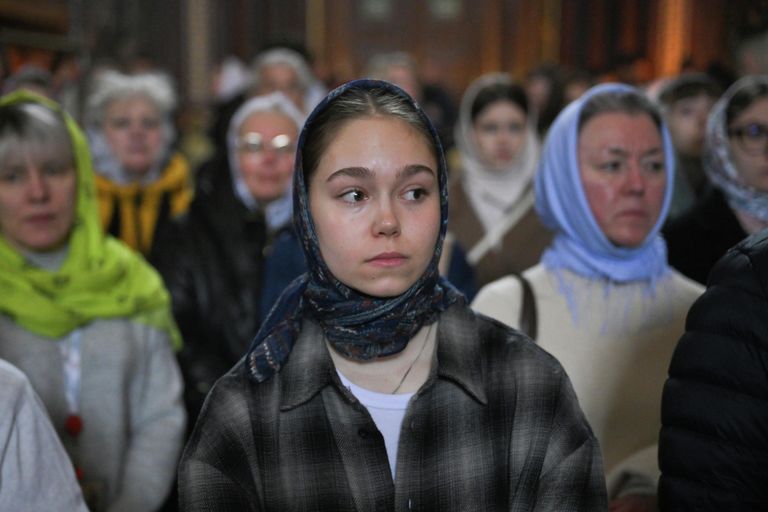 Верующие на патриаршем служении в Храме Христа Спасителя в Москве Верующие на патриаршем служении в Храме Христа Спасителя в Москве