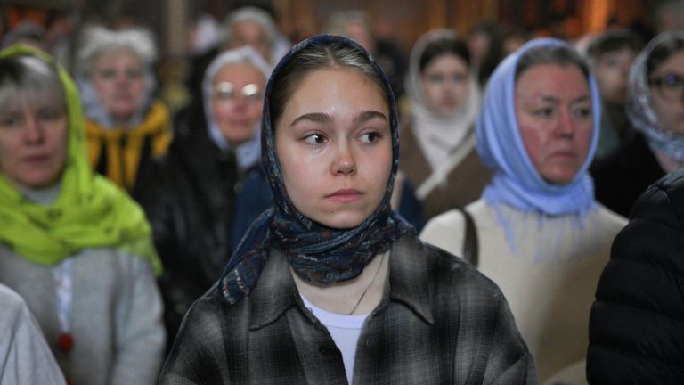 Верующие на патриаршем служении в Храме Христа Спасителя в Москве Верующие на патриаршем служении в Храме Христа Спасителя в Москве