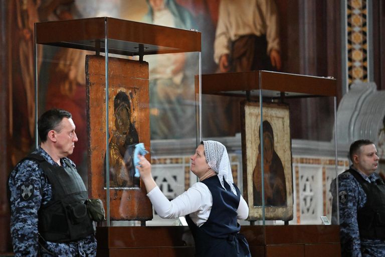 Иконы Владимирской и Донской Божией Матери перед началом Патриаршего служения в Храме Христа Спасителя в Москве Иконы Владимирской и Донской Божией Матери перед началом Патриаршего служения в Храме Христа Спасителя в Москве