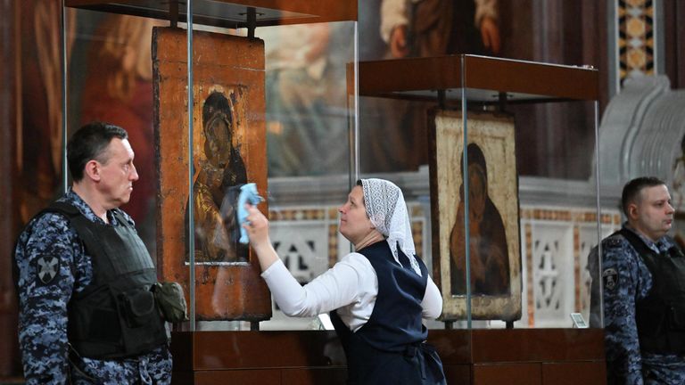 Иконы Владимирской и Донской Божией Матери перед началом Патриаршего служения в Храме Христа Спасителя в Москве Иконы Владимирской и Донской Божией Матери перед началом Патриаршего служения в Храме Христа Спасителя в Москве