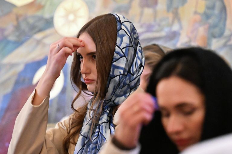 Верующие на патриаршем служении в Храме Христа Спасителя в Москве Верующие на патриаршем служении в Храме Христа Спасителя в Москве