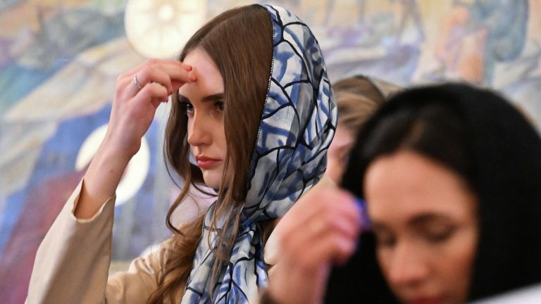 Верующие на патриаршем служении в Храме Христа Спасителя в Москве Верующие на патриаршем служении в Храме Христа Спасителя в Москве