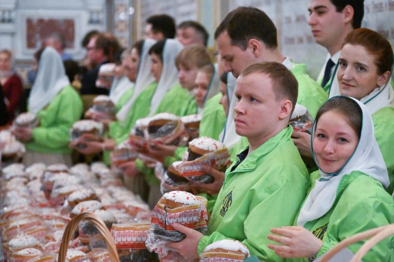 Верующие во время освящения куличей после божественной литургии в Храме Христа Спасителя в Москве Верующие во время освящения куличей после божественной литургии в Храме Христа Спасителя в Москве