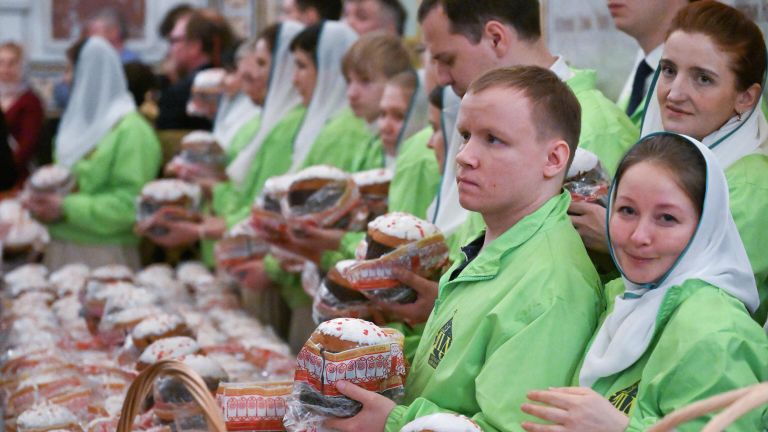 Верующие во время освящения куличей после божественной литургии в Храме Христа Спасителя в Москве Верующие во время освящения куличей после божественной литургии в Храме Христа Спасителя в Москве