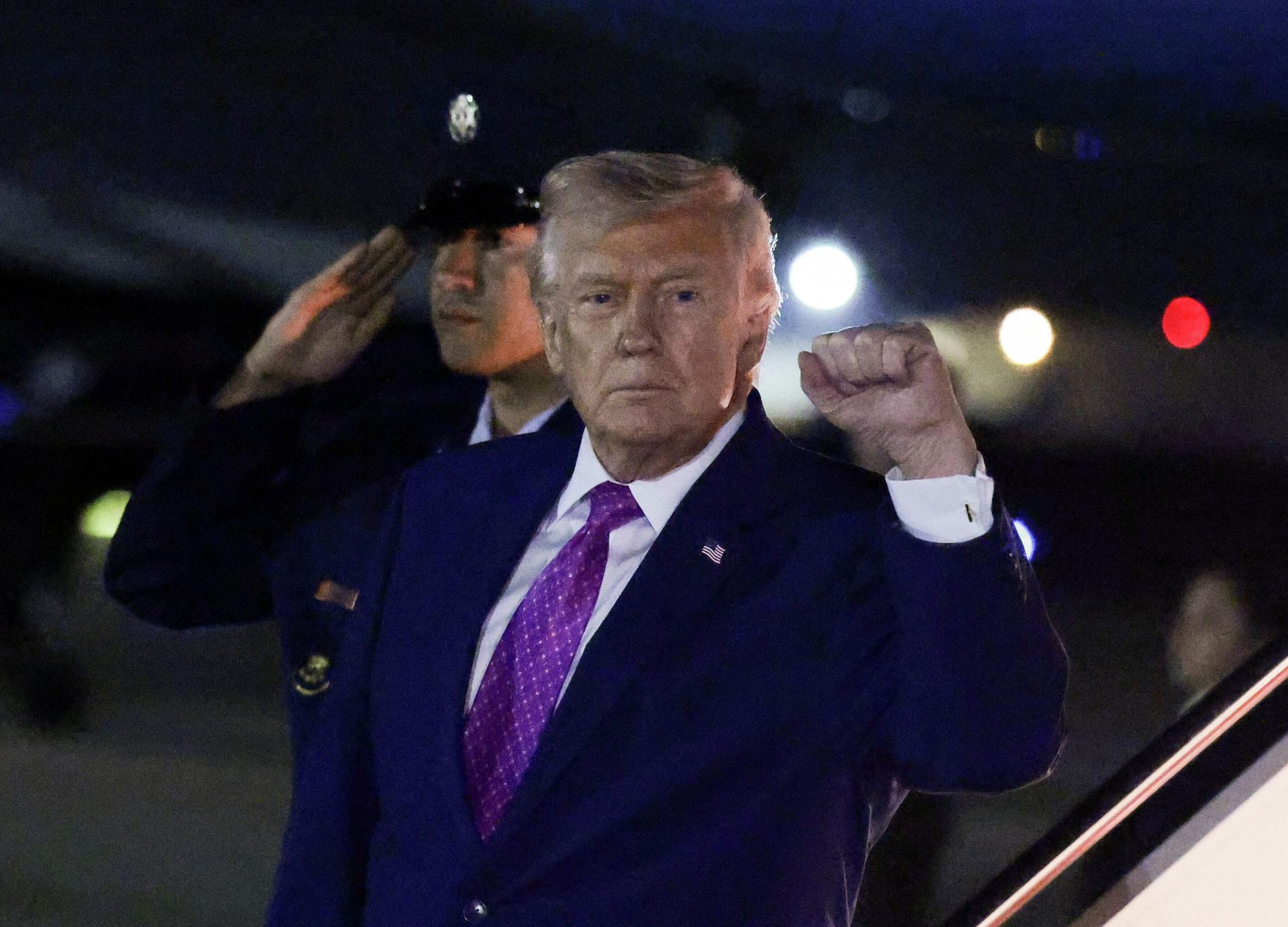 Президент США Дональд Трамп на объединенной базе Эндрюс Морской авиации США Президент США Дональд Трамп на объединенной базе Эндрюс Морской авиации США - РИА Новости, 1920, 13.04.2026