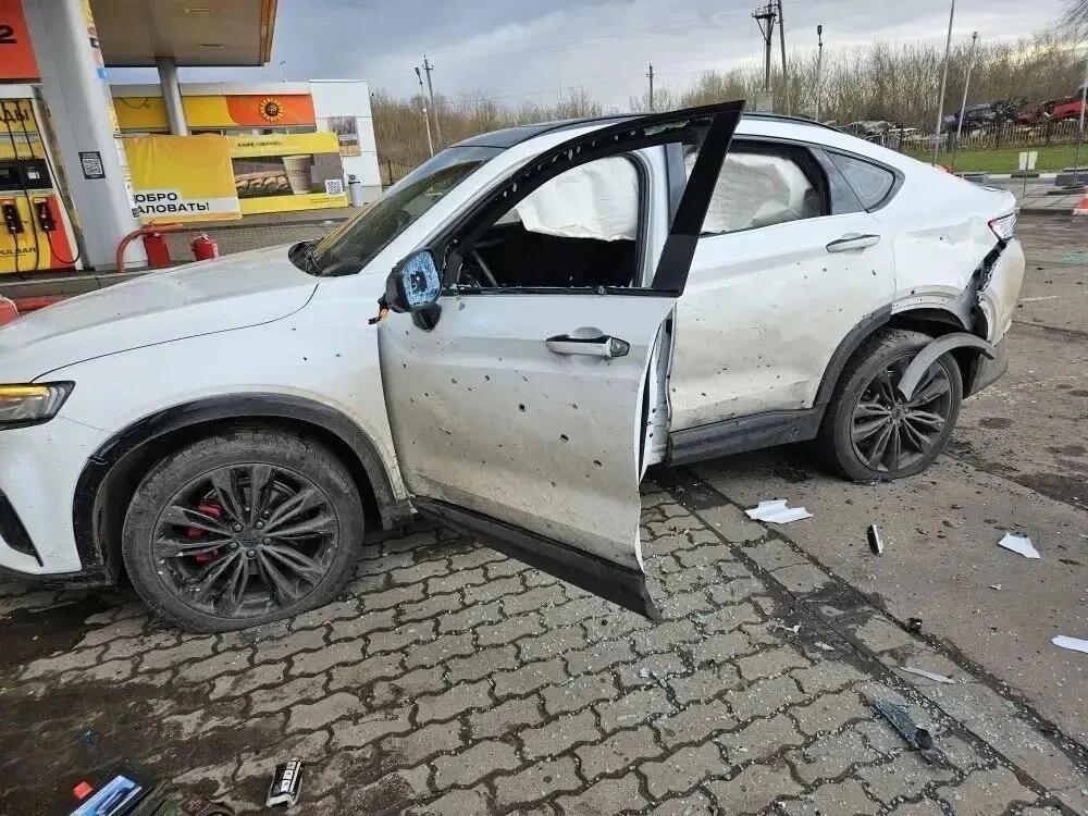 Поврежденный автомобиль после атаки украинского БПЛА на заправку во Льгове во время пасхального перемирия Поврежденный автомобиль после атаки украинского БПЛА на заправку во Льгове во время пасхального перемирия - РИА Новости, 1920, 11.04.2026