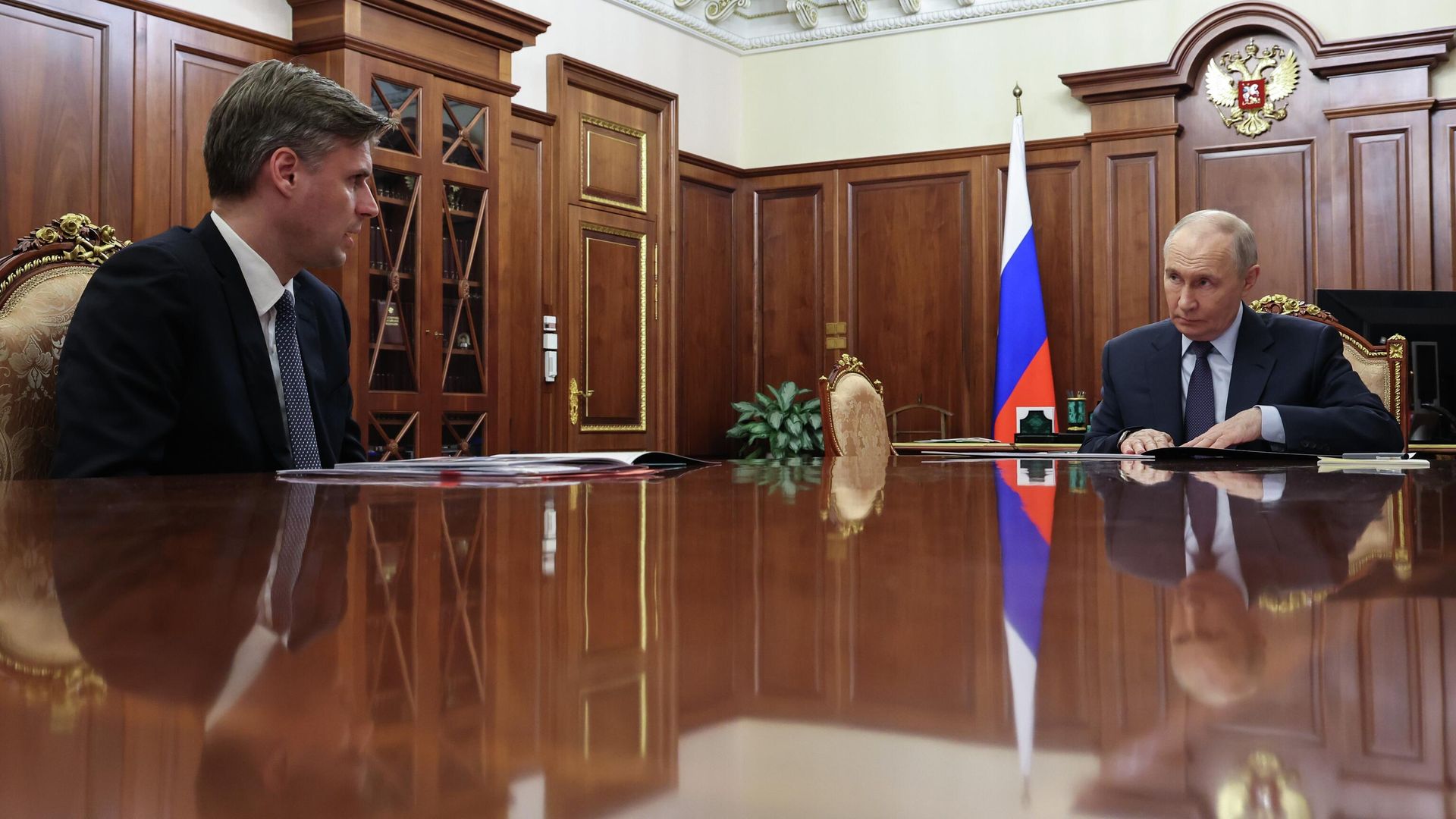 Президент РФ Владимир Путин и генеральный директор государственной корпорации по космической деятельности Роскосмос Дмитрий Баканов во время встречи - РИА Новости, 1920, 11.04.2026
