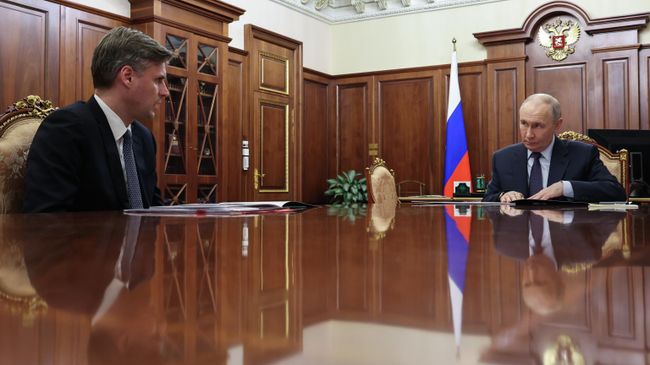 Президент РФ Владимир Путин и генеральный директор государственной корпорации по космической деятельности Роскосмос Дмитрий Баканов