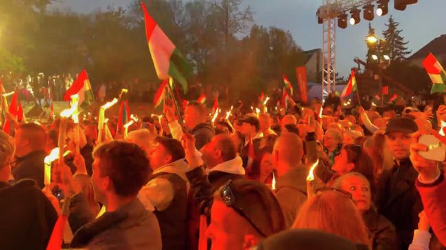Сторонники Орбана на предвыборном митинге зажигают факелы в Будапеште