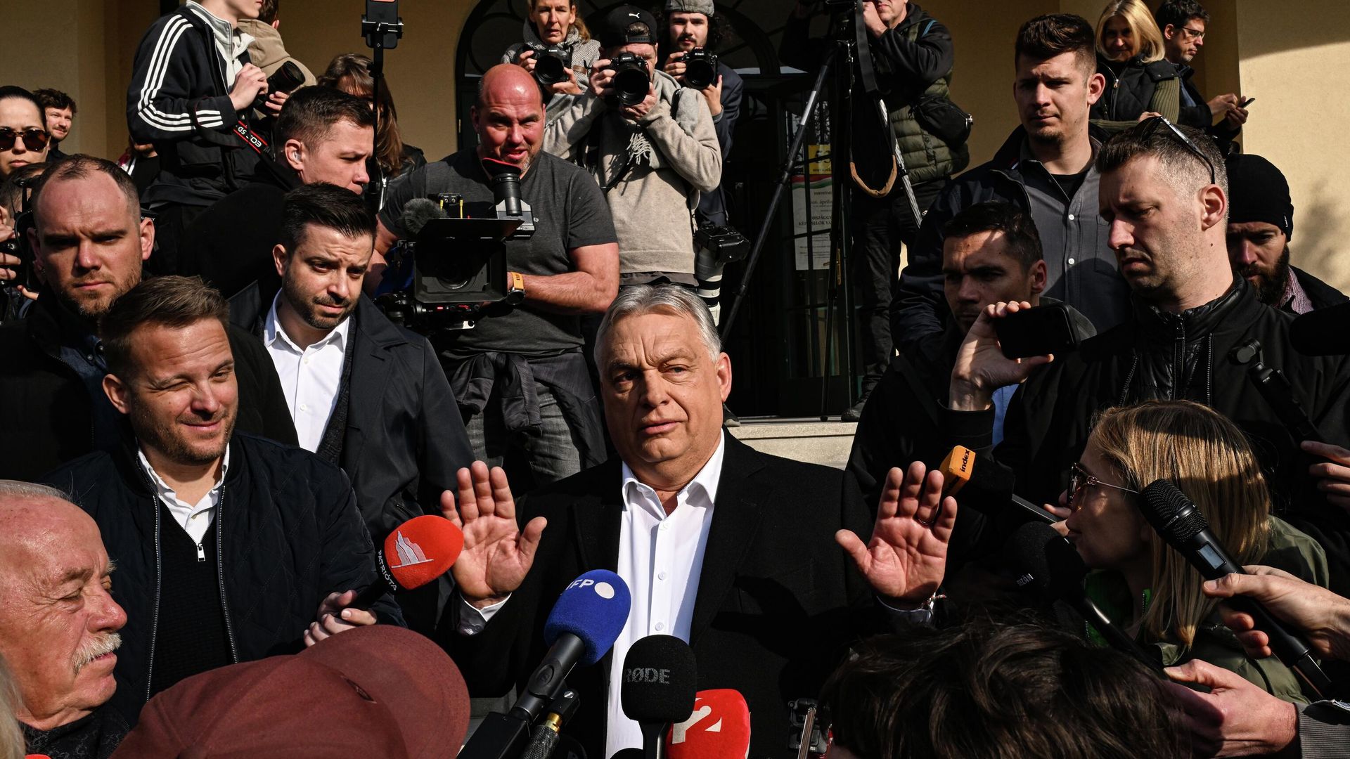 Премьер-министр Венгрии Виктор Орбан во время пресс-подхода после голосования на парламентских выборах на одном из участков в Будапеште Премьер-министр Венгрии Виктор Орбан во время пресс-подхода после голосования на парламентских выборах на одном из участков в Будапеште - РИА Новости, 1920, 13.04.2026