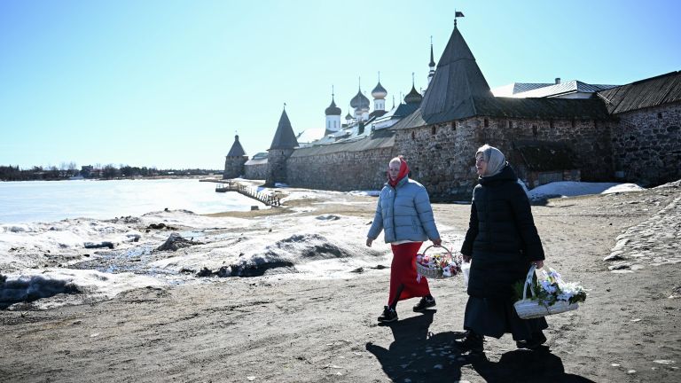 Верующие после освящения куличей на территории Спасо-Преображенского Соловецкого ставропигиального мужского монастыря на Соловках Верующие после освящения куличей на территории Спасо-Преображенского Соловецкого ставропигиального мужского монастыря на Соловках