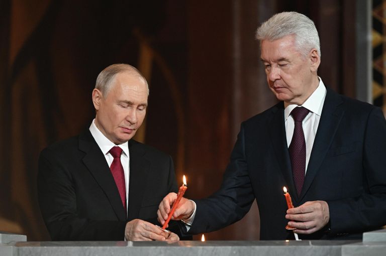 Президент РФ Владимир Путин и мэр Москвы Сергей Собянин на праздничном пасхальном богослужении в храме Христа Спасителя в Москве