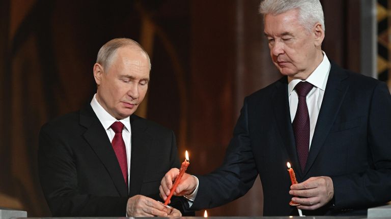 Президент РФ Владимир Путин и мэр Москвы Сергей Собянин на праздничном пасхальном богослужении в храме Христа Спасителя в Москве Президент РФ Владимир Путин и мэр Москвы Сергей Собянин на праздничном пасхальном богослужении в храме Христа Спасителя в Москве