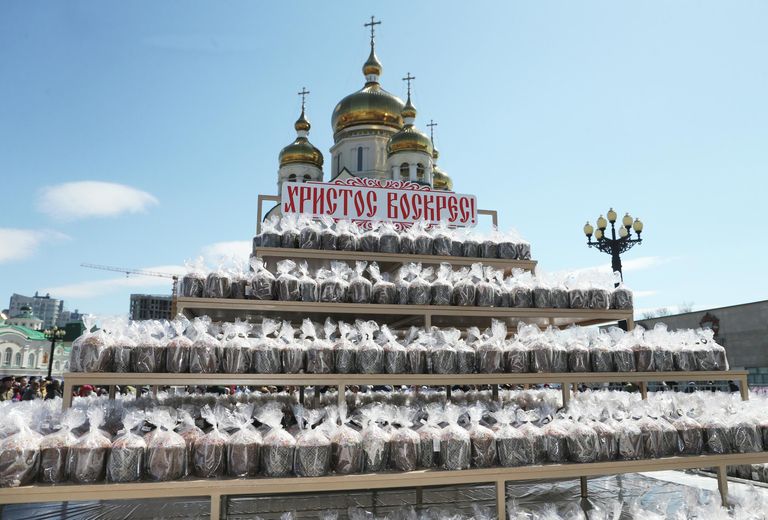 Пасхальные куличи на Площади Славы перед Спасо-Преображенским кафедральным собором в Хабаровске во время празднования Пасхи